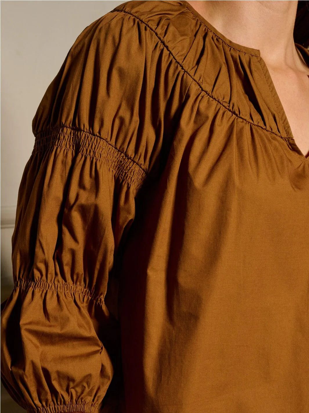 WOMEN'S 3/4 SLEEVES V-NECK RUCHED DETAILED BLOUSE TOP